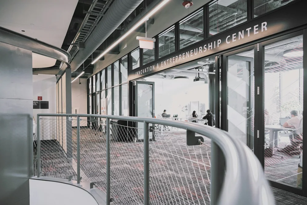 Passerelle et espaces vitrés d’un centre d’entrepreneuriat, photographie d’illustration.